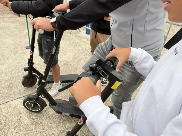 Oferim a l'alumnat de 3r d'ESO de l'Institut Voltrera una Formació teòrica i pràctica de Seguretat Viària en patinet elèctric