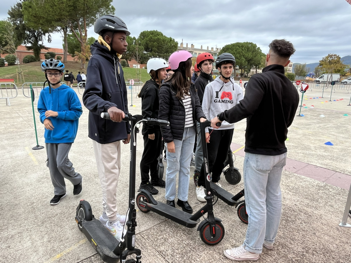 Oferim a l'alumnat de 3r d'ESO de l'Institut Voltrera una Formació teòrica i pràctica de Seguretat Viària en patinet elèctric