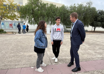 Oferim a l'alumnat de 3r d'ESO de l'Institut Voltrera una Formació teòrica i pràctica de Seguretat Viària en patinet elèctric