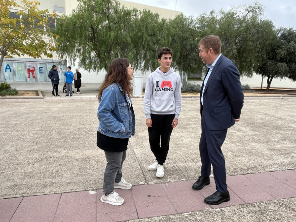 Oferim a l'alumnat de 3r d'ESO de l'Institut Voltrera una Formació teòrica i pràctica de Seguretat Viària en patinet elèctric