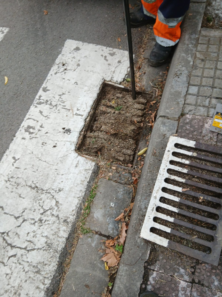 Durant aquest mes d'agost estem duent a terme treballs de neteja als embornals en diferents punts del nostre municipi