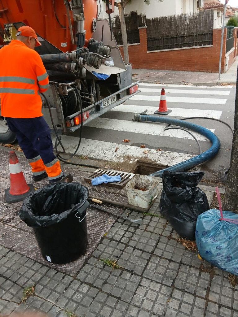 Durant aquest mes d'agost estem duent a terme treballs de neteja als embornals en diferents punts del nostre municipi