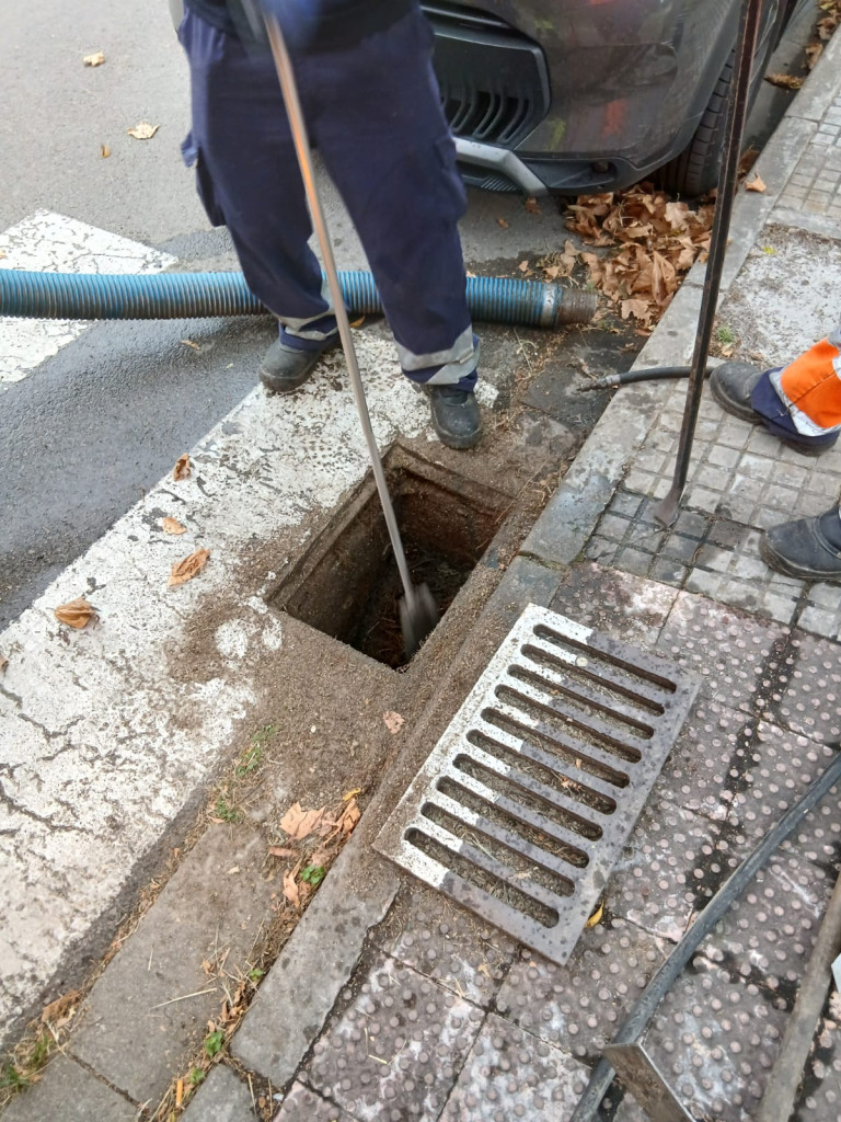 Durant aquest mes d'agost estem duent a terme treballs de neteja als embornals en diferents punts del nostre municipi
