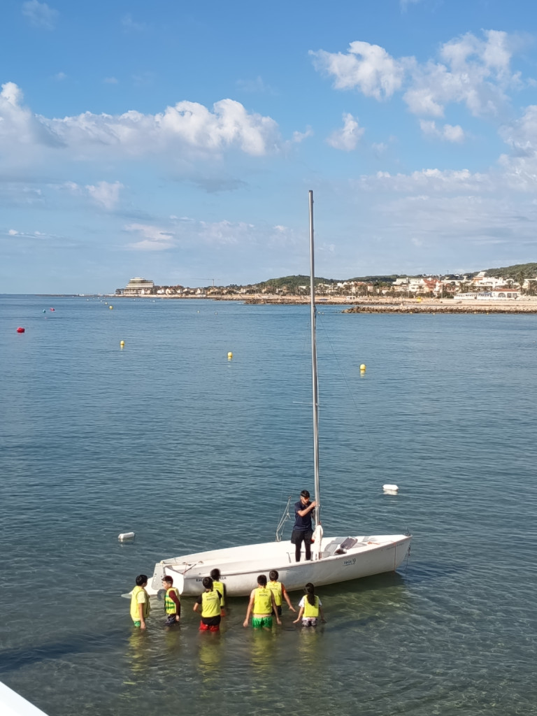 L'alumnat abrerenc gaudeix al litoral del programa 'Bateig de vela', promogut per la Diputació de Barcelona amb el suport del nostre Ajuntament