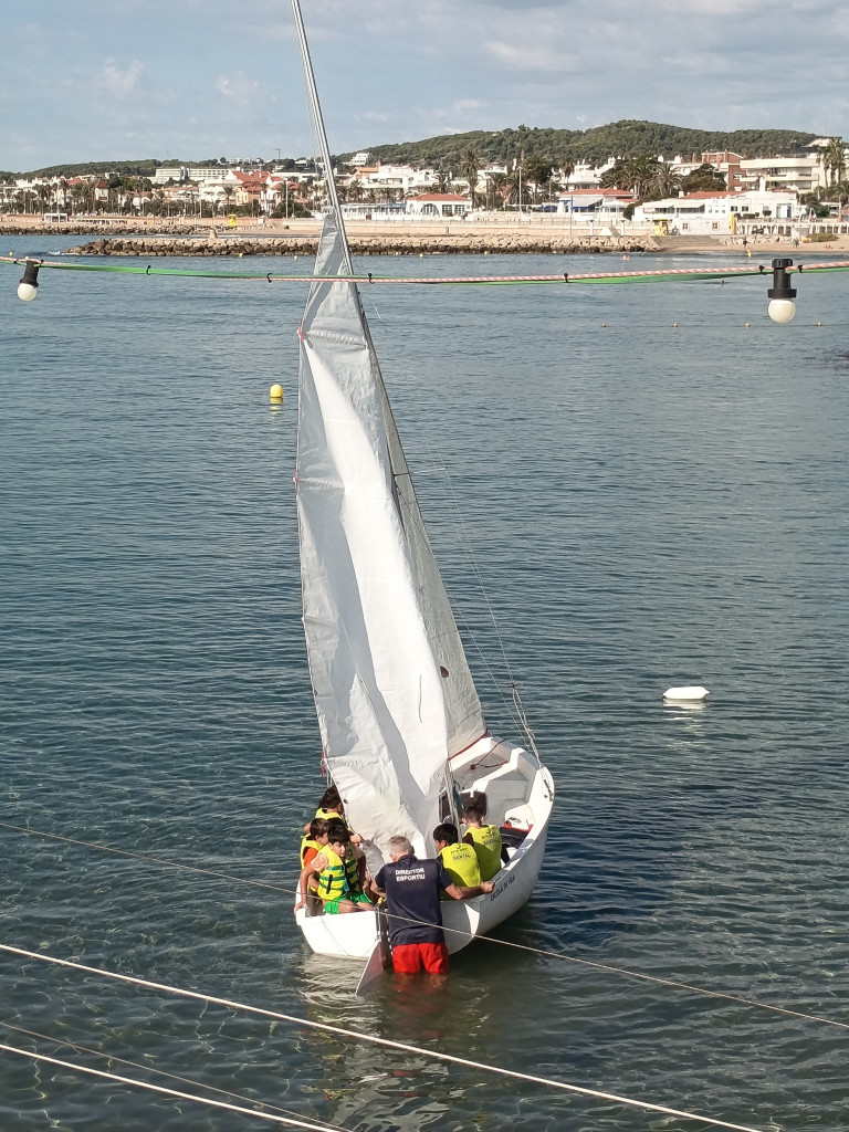L'alumnat abrerenc gaudeix al litoral del programa 'Bateig de vela', promogut per la Diputació de Barcelona amb el suport del nostre Ajuntament