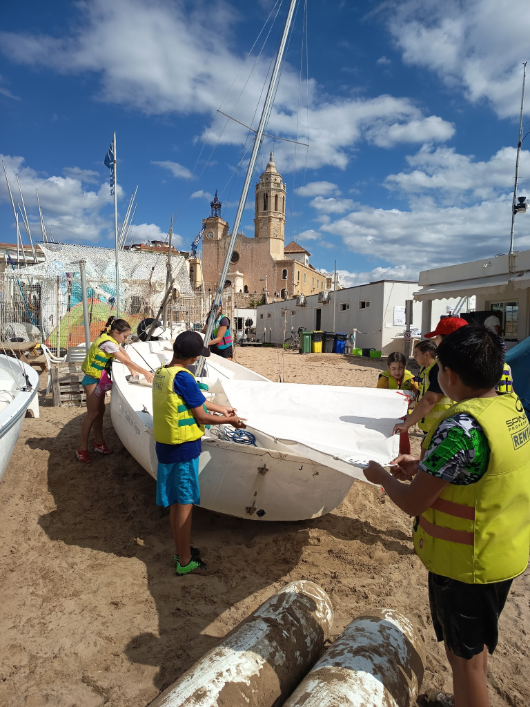 L'alumnat abrerenc gaudeix al litoral del programa 'Bateig de vela', promogut per la Diputació de Barcelona amb el suport del nostre Ajuntament