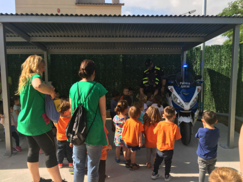 Els i les infants de les escoles bressol d’Abrera han visitat la comissaria de la Policia Local amb l’activitat 'Policia Amiga'