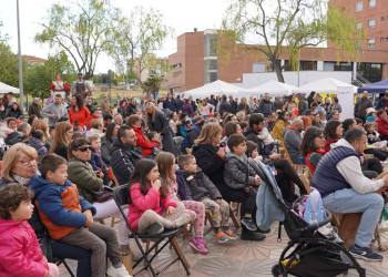 Èxit de participació a la Fira de Sant Jordi d'Abrera, amb parades de llibres, autors/res locals, entitats, formacions polítiques, comerços i diferents activitats per a tothom