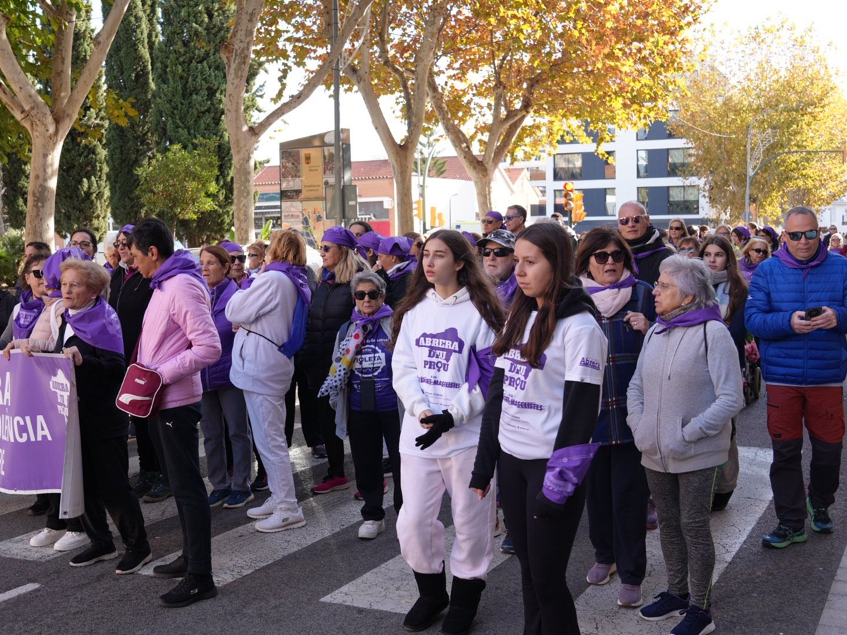 Abrera Municipi 100% Feminista! Omplim els nostres carrers de color lila en la VIII Marxa contra les violències masclistes, amb èxit de participació i prop de 250 persones inscrites!