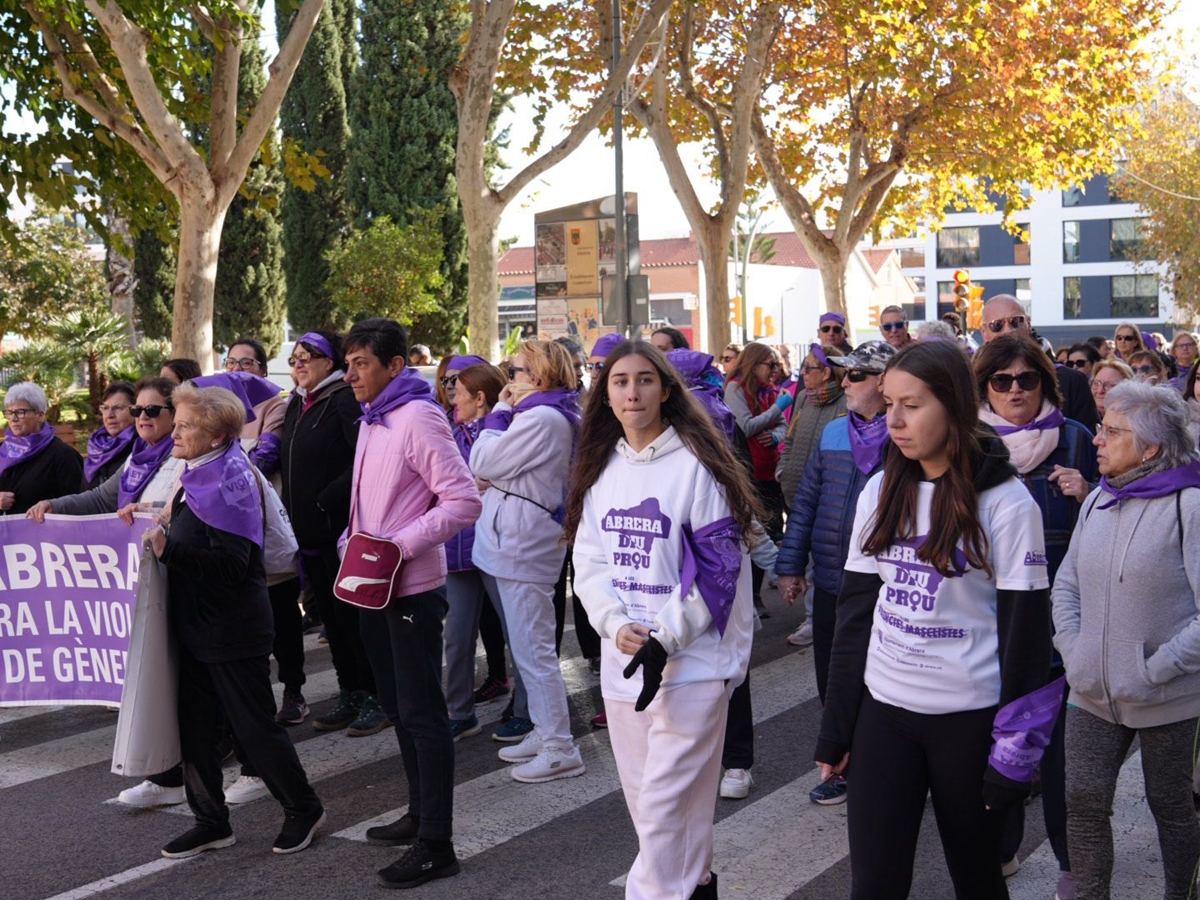 Abrera Municipi 100% Feminista! Omplim els nostres carrers de color lila en la VIII Marxa contra les violències masclistes, amb èxit de participació i prop de 250 persones inscrites!