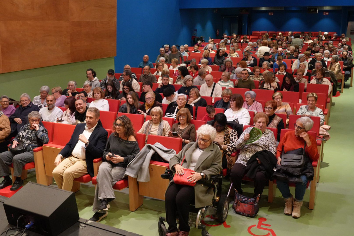 Gran èxit d'assistència a l'Operació Quilo, el darrer Festival Solidari del Grup de Teatre del Casal de la Gent Gran d'Abrera!