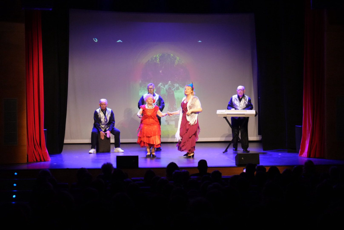 Gran èxit d'assistència a l'Operació Quilo, el darrer Festival Solidari del Grup de Teatre del Casal de la Gent Gran d'Abrera!