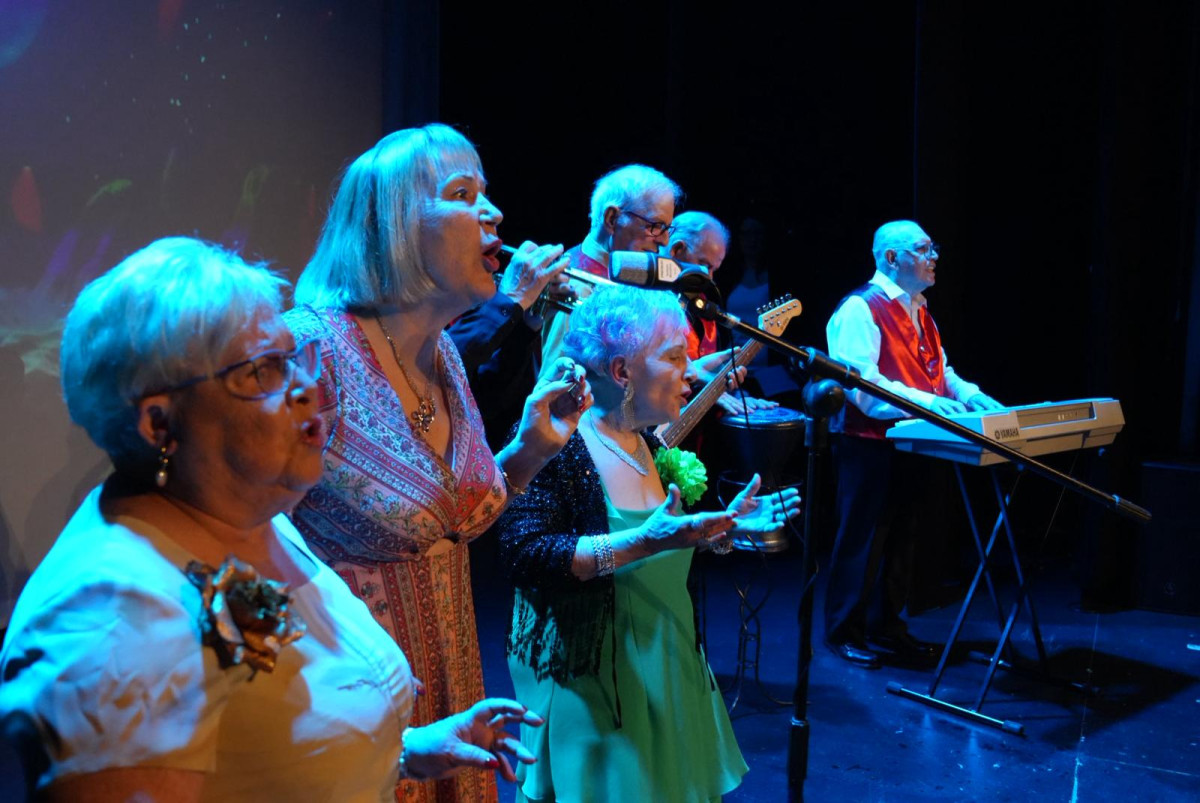 Gran èxit d'assistència a l'Operació Quilo, el darrer Festival Solidari del Grup de Teatre del Casal de la Gent Gran d'Abrera!