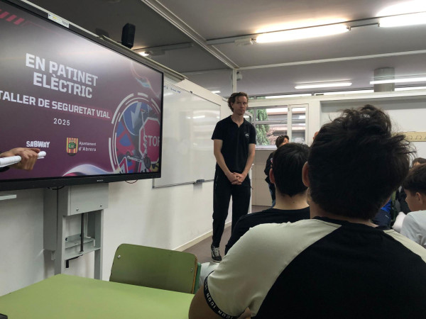 Oferim a l'alumnat de 3r d'ESO de l'Institut Voltrera una Formació teòrica i pràctica de Seguretat Viària en patinet elèctric