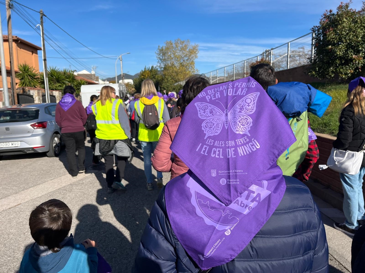 Abrera Municipi 100% Feminista! Omplim els nostres carrers de color lila en la VIII Marxa contra les violències masclistes, amb èxit de participació i prop de 250 persones inscrites!