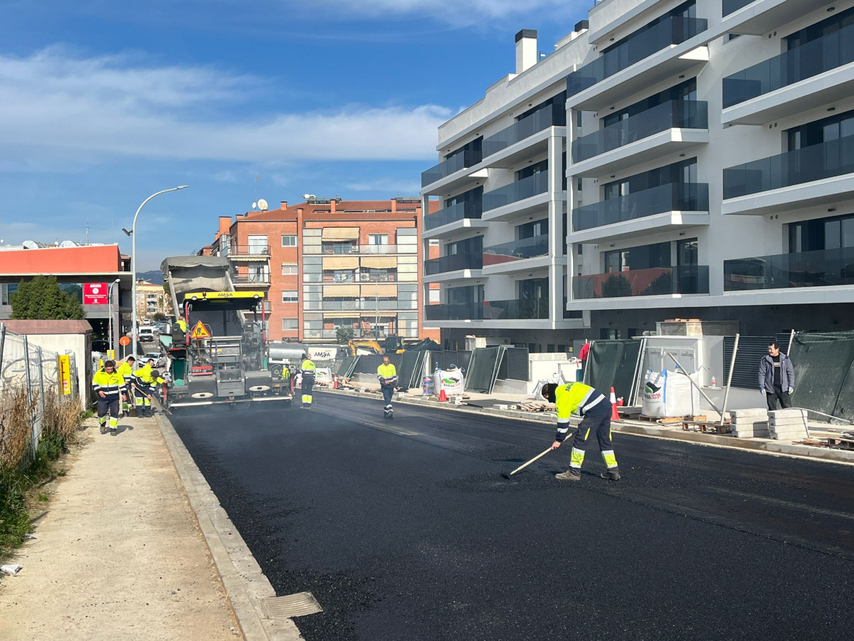 Del dimecres 14 al dilluns 19 de gener de 2026, es duran a terme treballs de millora i d'asfaltat en diversos trams de carrers del nucli urbà d'Abrera