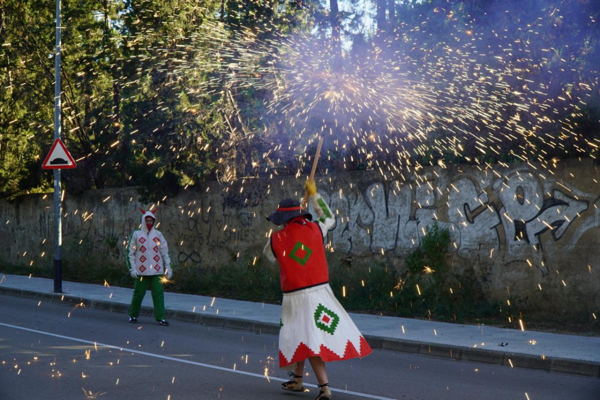 Celebrem els 45 anys de la Colla de Diables Bram de Foc d'Abrera amb una gran jornada festiva i dos correfocs!