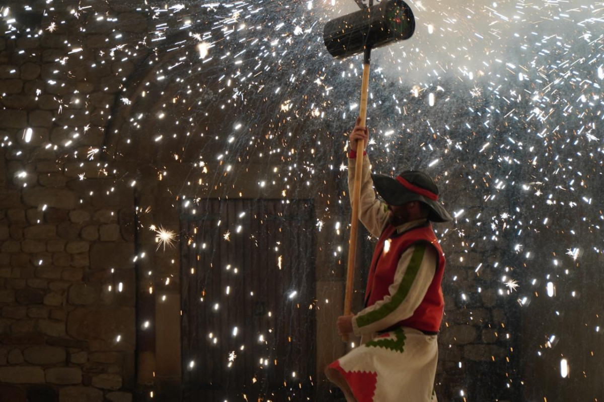 Celebrem els 45 anys de la Colla de Diables Bram de Foc d'Abrera amb una gran jornada festiva i dos correfocs!