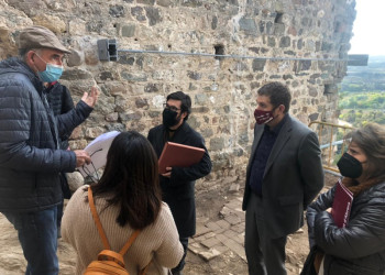 Visitem el Castell de Voltrera amb representants de la Universitat de Barcelona, amb qui encetem una nova etapa d'estudi científic del jaciment històric