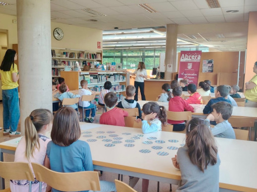 Un curs més, els i les escolars d'Abrera visiten la Biblioteca Josep Roca i Bros, per conèixer l'equipament i els serveis que s'ofereixen