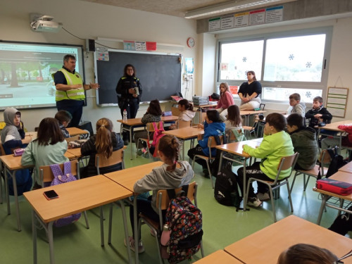 A Abrera apostem per la mobilitat segura a les escoles del nostre municipi amb formació teòrica i pràctica de l'alumnat a càrrec de la nostra Policia Local. Escola Josefina Ibáñez