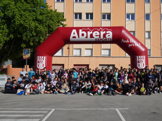 119 nens i nenes de 6è de primària de les tres escoles d'Abrera gaudeixen d'una nova activitat interescolar a l'anella esportiva