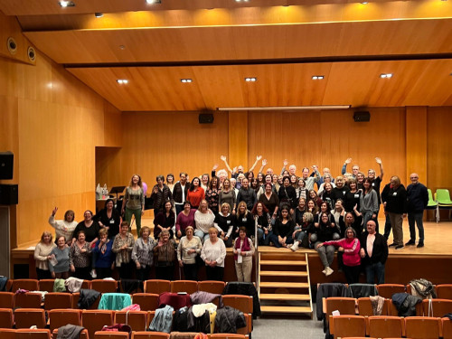 Abrera Municipi 100% Feminista! Durant el mes de novembre commemorem el Dia Internacional contra les violències envers les dones amb diverses propostes per a tots els públics. Taller de Gòspel
