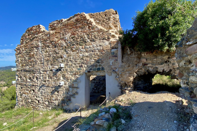 Calendari 2025. Castell de Voltera d'Abrera i Balcó de Montserrat. Octubre