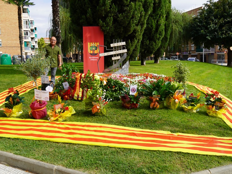 A Abrera commemorem l'11 de setembre, Diada Nacional de Catalunya. Ofrena floral al monument de Rafael Casanova. Societat Esportiva de Pescadors d'Abrera
