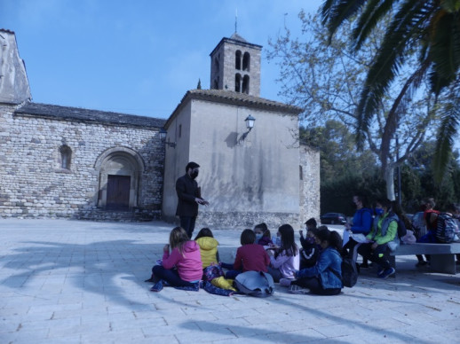 Els alumnes de l’Escola Francesc Platón i Sartí coneixen el passat d’Abrera amb les visites culturals pel nucli antic