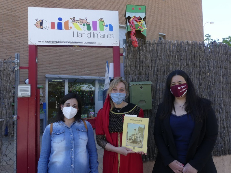 Per Sant Jordi, visitem els centres educatius d'Abrera per obserquiar-los amb el còmic de memòria oral "Quan érem petits". Jocs Florals de l'Escola Francesc Platón i Sartí. Llar d'infants Quitxalla