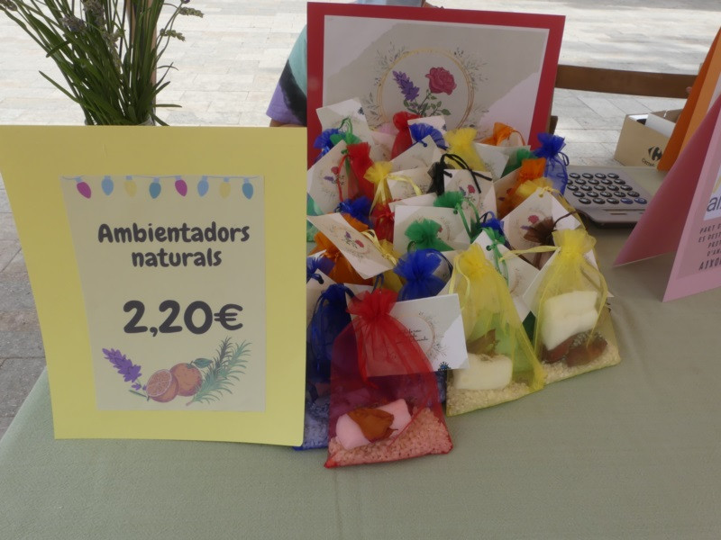 L'alumnat de 5è de primària de l'escola Francesc Platón i Sartí ven els productes de les seves cooperatives del projecte de Cultura Emprenedora a l'Escola (CuEme)
