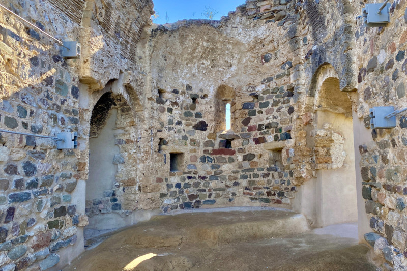 Calendari 2025. Castell de Voltera d'Abrera i Balcó de Montserrat. Abril