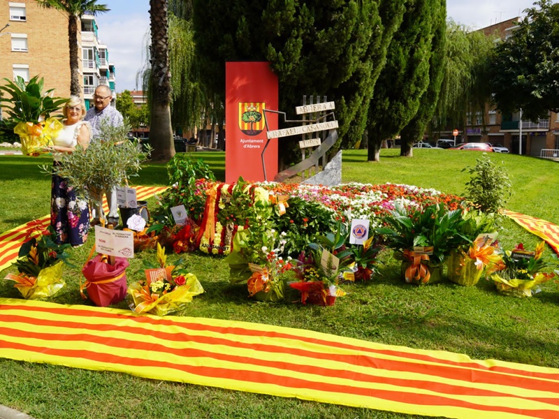 A Abrera commemorem l'11 de setembre, Diada Nacional de Catalunya. Ofrena floral al monument de Rafael Casanova. Parroquia de Sant Pere