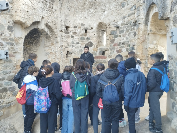 Continuem donant a conèixer a l'alumnat abrerenc els nostres elements patrimonials, amb visites dels grups de sisè de les escoles Josefina Ibáñez i Francesc Platón i Sartí al Castell de Voltrera d'Abrera. Escola Josefina Ibáñez