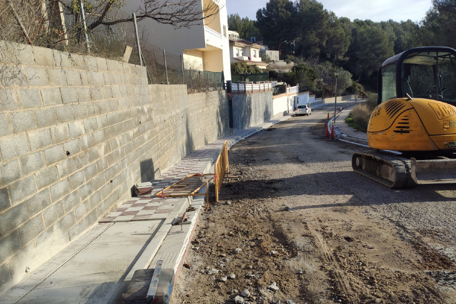 Renovem la pavimentació, la vorera i la zona de contenidors del carrer Andalusia al barri de Can Vilalba d'Abrera