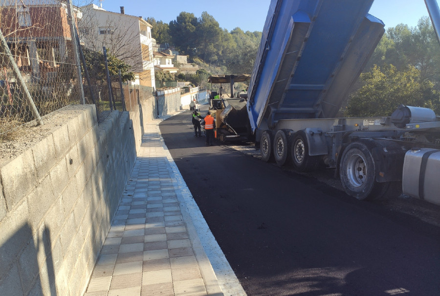 Removem la pavimentació, la vorera i la zona de contenidors del carrer Andalusia, al barri de Can Vilalba d'Abrera