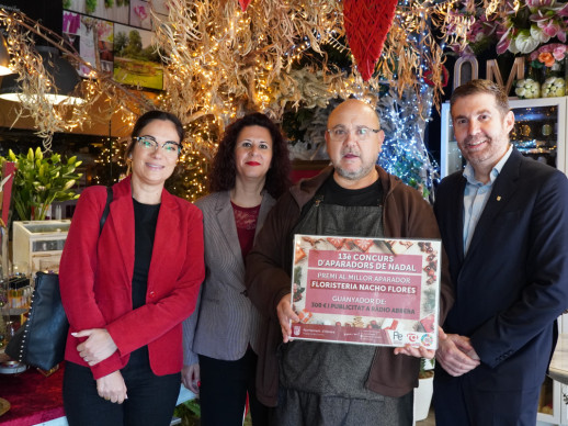 Lliurem els xecs als establiments guanyadors del 13è Concurs d’Aparadors Nadalencs d'Abrera. Enhorabona! Floristeria Nacho Flores