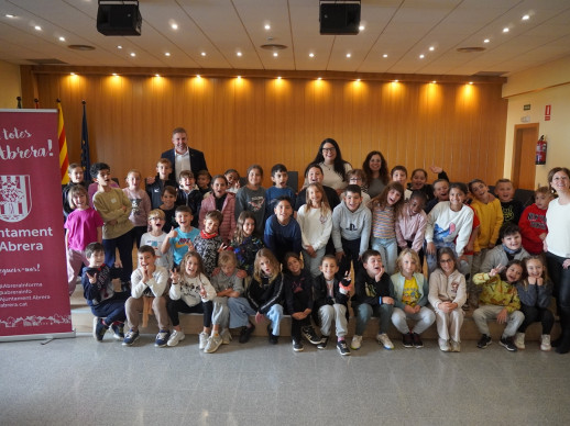 L'alumnat de tercer curs de l'Escola Ernest Lluch visita el consistori d'Abrera dins l'activitat 'El meu Ajuntament' d'aquest curs 2025-2026