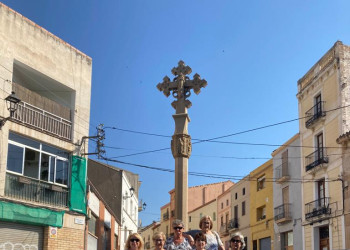 Visita de l'Aula d'Adults a elements patrimonials del municipi. Plaça de la Creu