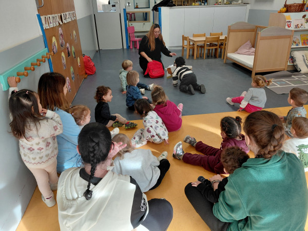 Un curs més, els i les escolars d'Abrera visiten la Biblioteca Josep Roca i Bros, per conèixer l'equipament i els serveis que s'ofereixen