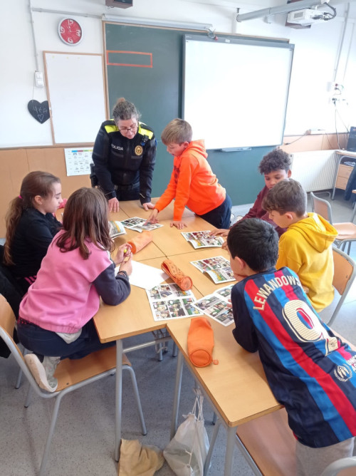 A Abrera apostem per la mobilitat segura a les escoles del nostre municipi amb formació teòrica i pràctica de l'alumnat a càrrec de la nostra Policia Local. Escola Ernest Lluch