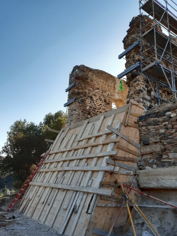 Obres de consolidació estructural de les restes del Castell de Voltrera i la capella de Sant Pere