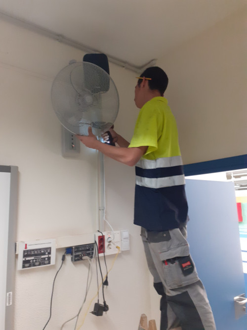Durant l'estiu de 2023 hem treballat en la millora dels centres educatius, amb la instal·lació de prop d'un centenar de ventiladors a les escoles d'infantil i primària