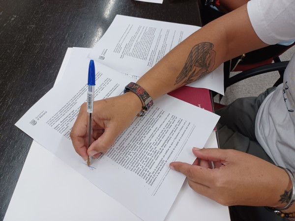 Signem els convenis per a la subvenció dels llibres de text i el material autoeditat amb les AFA i els equips directius dels centres escolars del nostre municipi