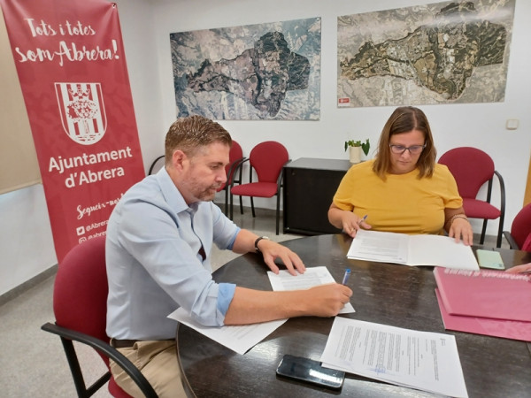 Signem els convenis per a la subvenció dels llibres de text i el material autoeditat amb les AFA i els equips directius dels centres escolars del nostre municipi