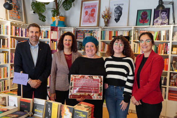 Lliurem els xecs als establiments guanyadors del 13è Concurs d’Aparadors Nadalencs d'Abrera. Enhorabona! La Figaflor Llibreria i Espai Cultural