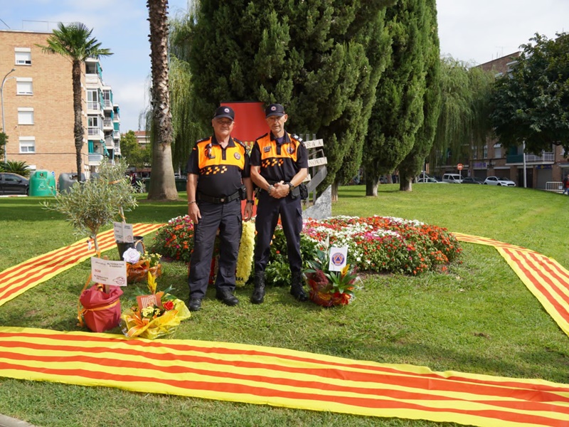 A Abrera commemorem l'11 de setembre, Diada Nacional de Catalunya. Ofrena floral al monument de Rafael Casanova. Associació de Voluntaris de Protecció Civil d'Abrera