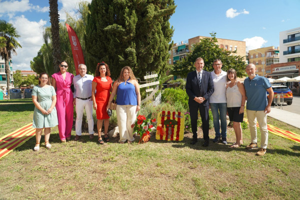 El dijous 11 de setembre de 2025 hem commemorat, un any més, la Diada Nacional de Catalunya amb la tradicional ofrena floral i una cantada d'havaneres. Ofrena floral 2025. PSC