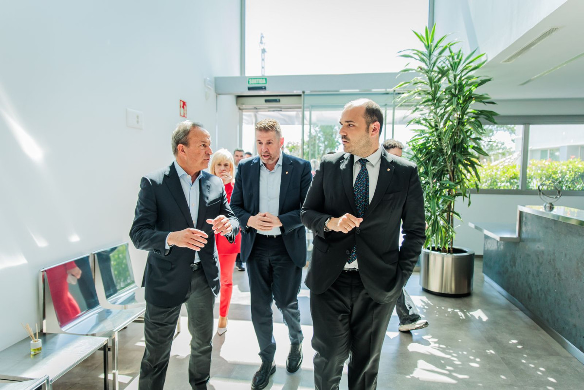 El conseller de la Presidència de la Generalitat de Catalunya, Albert Dalmau, visita l'Ajuntament d'Abrera i l'empresa Irestal Group